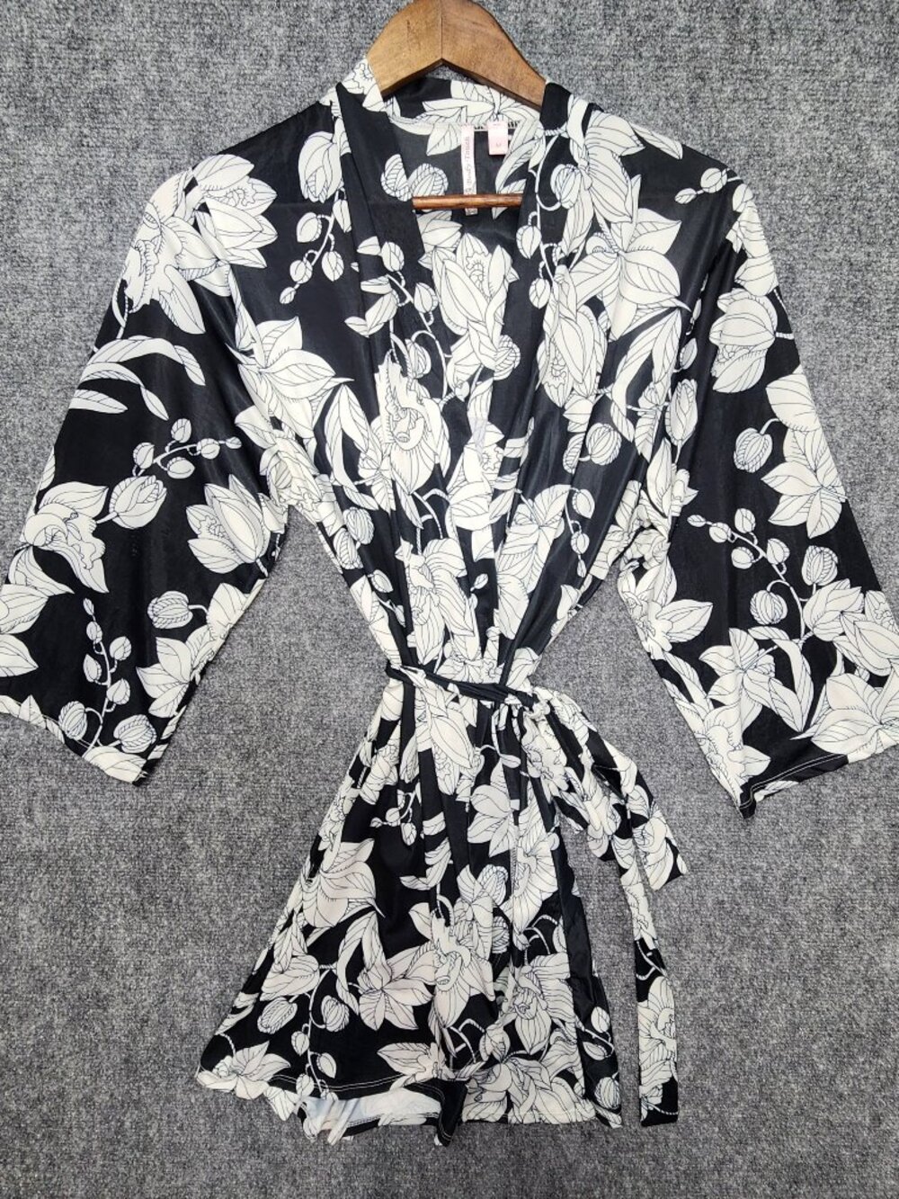 Body Touch Women’s Black White Floral Kimono Robe Medium Cozy Loungewear